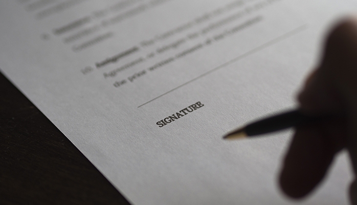 L’obligation de délivrer un logement décent est d’ordre public : aucune clause contractuelle ne peut exonérer le bailleur de ses obligations